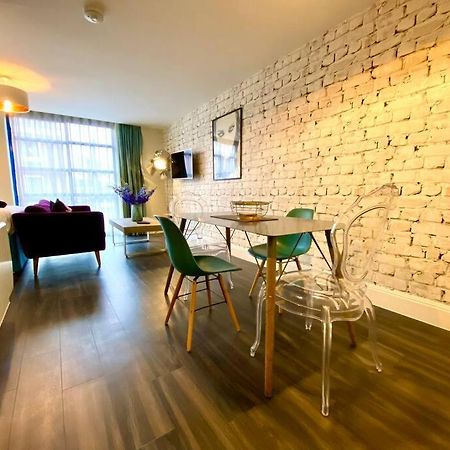 Stunning Apartment Suite - Free Parking & Wifi! Poole Bagian luar foto