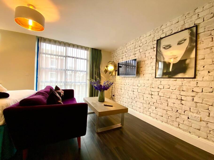 Stunning Apartment Suite - Free Parking & Wifi! Poole Bagian luar foto
