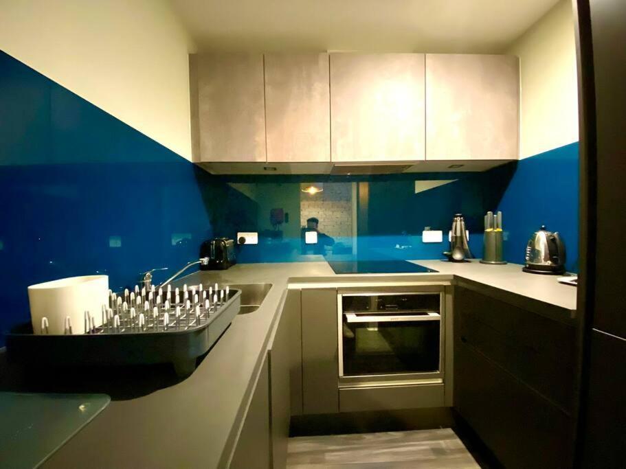 Stunning Apartment Suite - Free Parking & Wifi! Poole Bagian luar foto