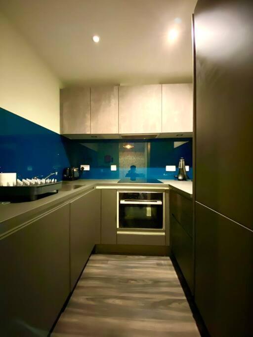 Stunning Apartment Suite - Free Parking & Wifi! Poole Bagian luar foto