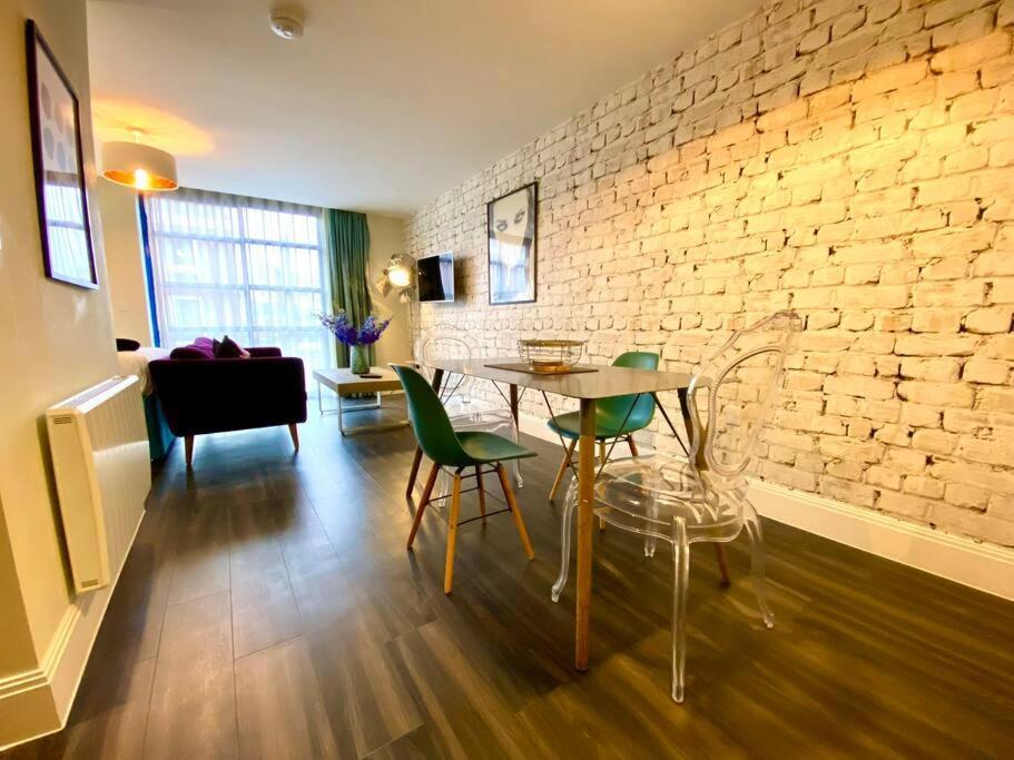 Stunning Apartment Suite - Free Parking & Wifi! Poole Bagian luar foto