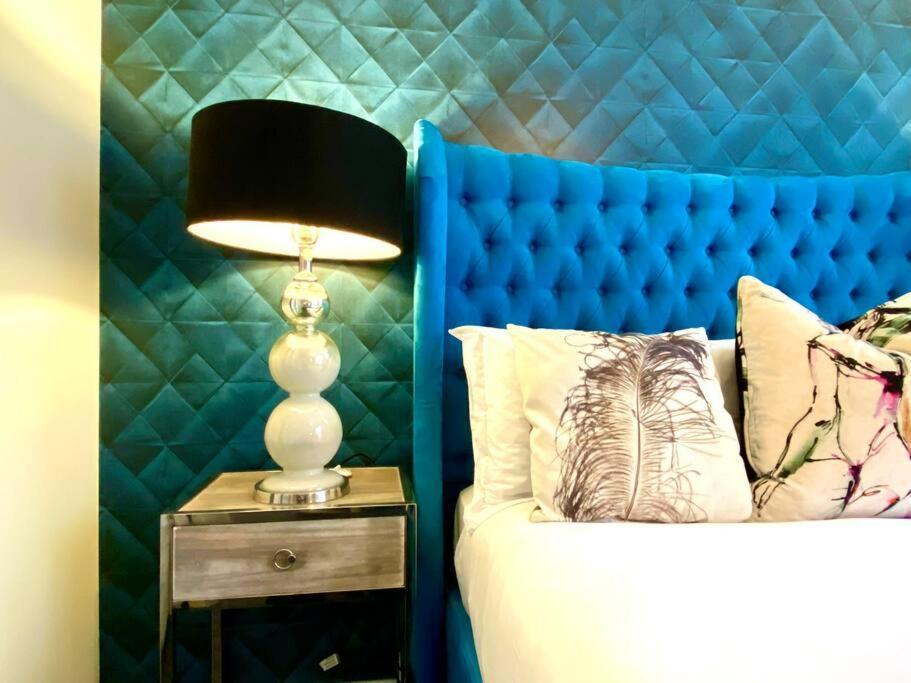 Stunning Apartment Suite - Free Parking & Wifi! Poole Bagian luar foto